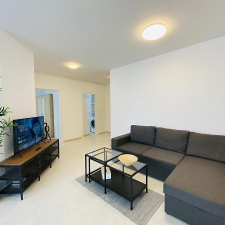 Charming Flat In Brasov With Balcony Panoramic View Apartment Exterior photo